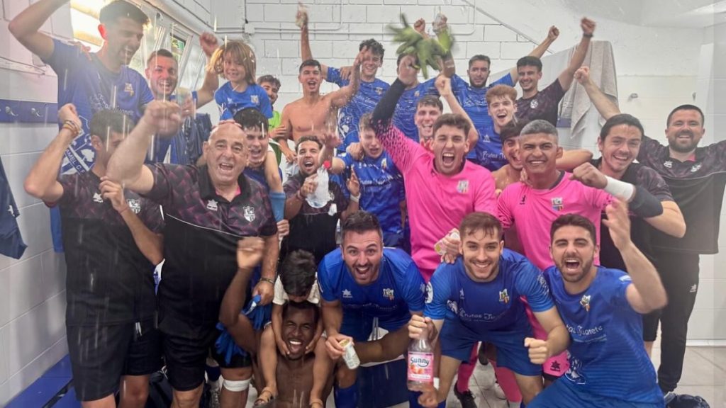 La plantilla del Mutxamel CF celebrando el meterse en el Play-off. Foto: Club.
