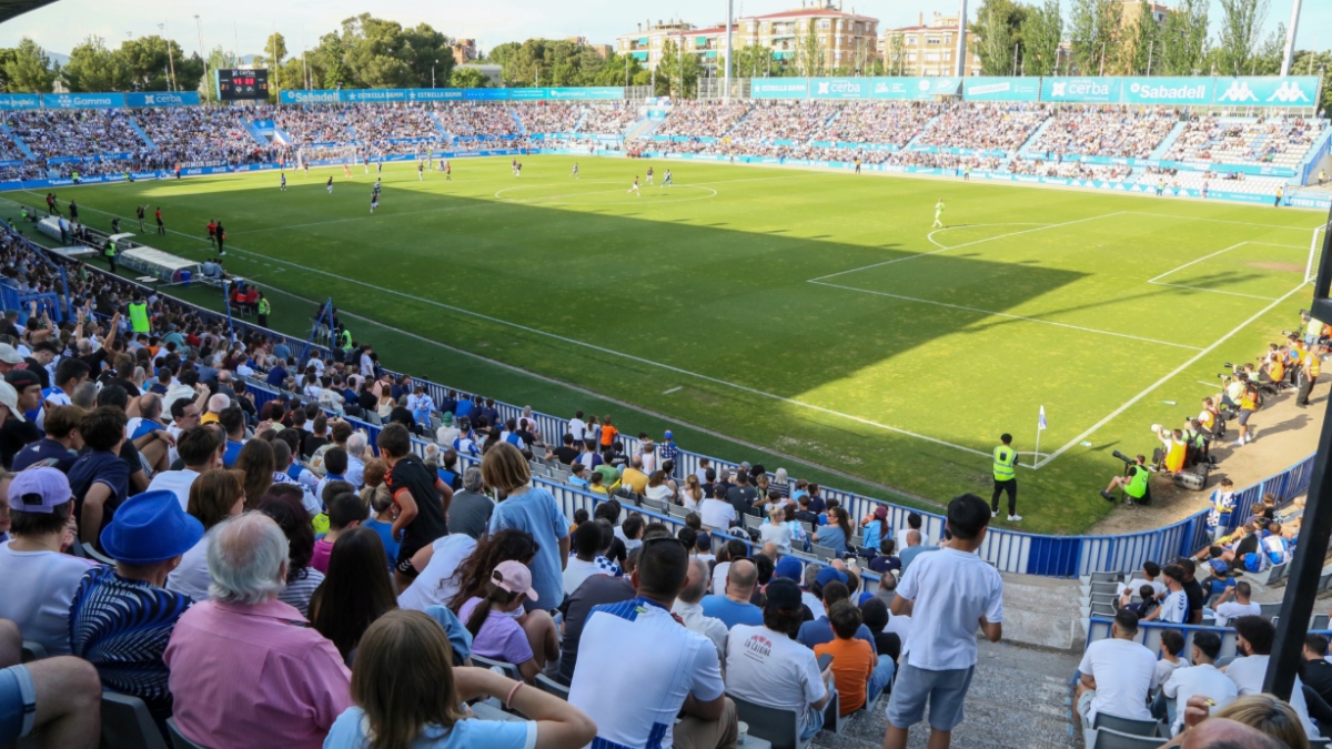 La Nova Creu Alta llena de aficionados para la ida de la eliminatoria final. Foto: CE Sabadell.