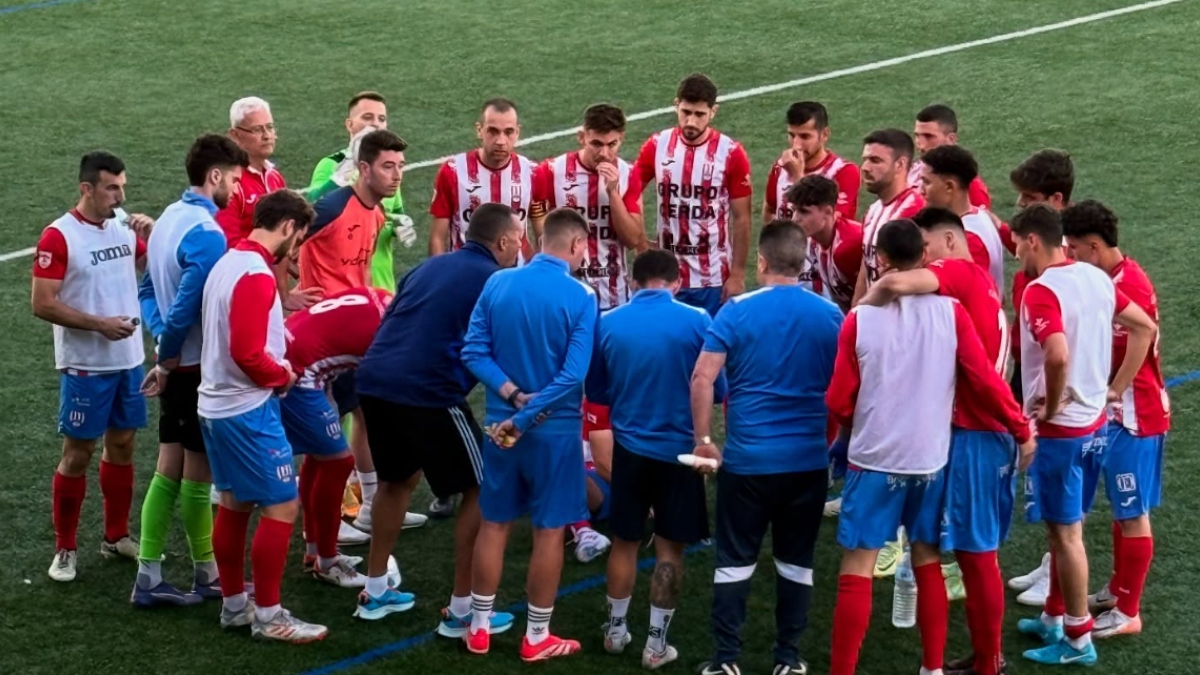 El entrenador Fernando García con sus jugadores del Onda. Foto: Club.