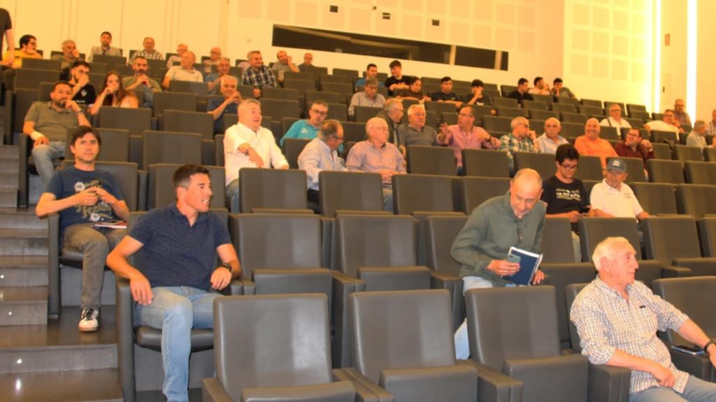 Socios en el Centro Cultural de Ontinyent. Foto: Ontinyent 1931 CF.
