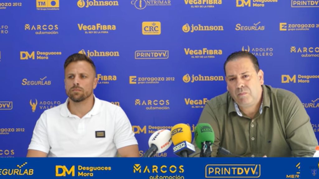 El Presidente Eloy Moreno, junto al responsable del Área Deportiva, José María Cases,. Foto: Orihuela CF.