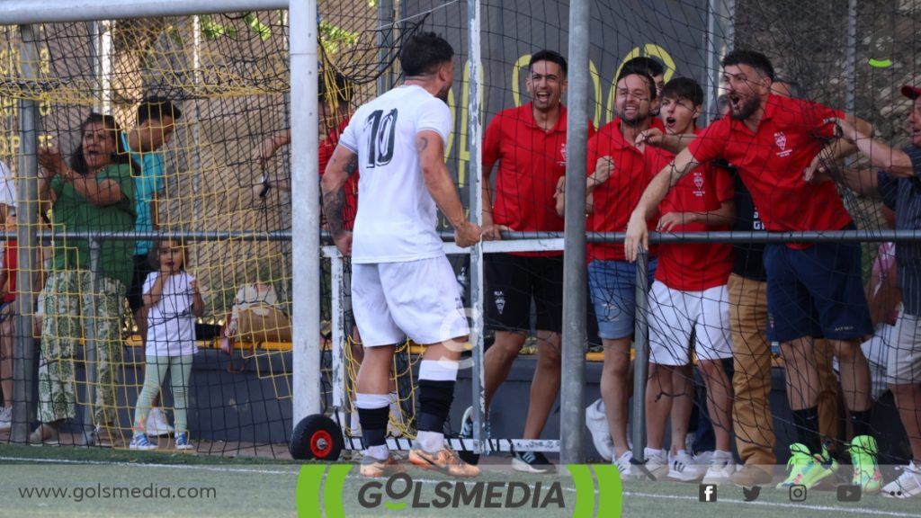 Celebración del gol del Aspe UD en el campo del CD Serranos.