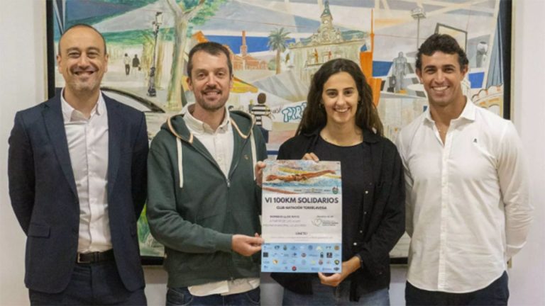 El alcalde, Javier López Estrada, acompañado por el concejal de Deportes, Nacho González; la presidenta del Club Natación Torrelavega, Alba Díaz; y Daniel Grijalba, trabajador social de la AECC. Foto: Ay de Torrelavega.