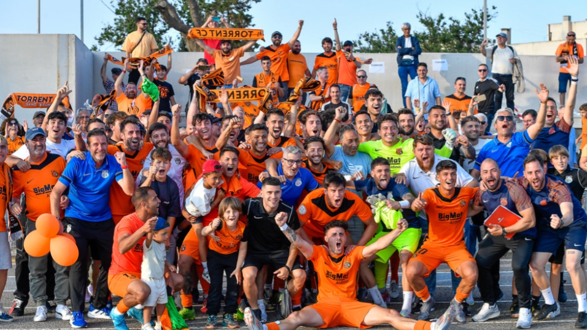 La plantilla del Torrent CF tras la victoria en La Unión. Foto: Torrent CF.
