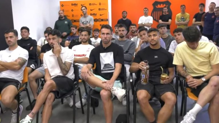 Los jugadores del Torrent CF atentos al sorteo de la eliminatoria final. Foto: RFEF.