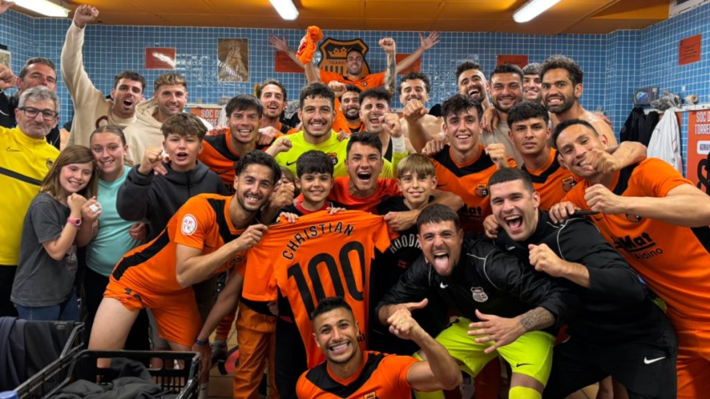 La plantilla del Torrent CF celebrando su victoria. Foto: Torrent CF.
