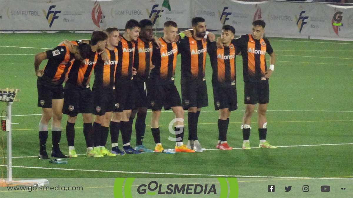 El equipo del Patacona CF en la tanda de penaltis de la final en 2022. 