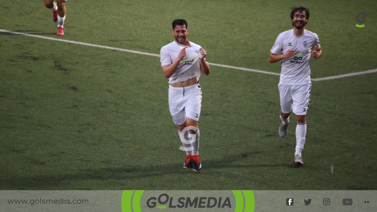 Migue Aracil, celebrando un gol para el CD Olímpic. 