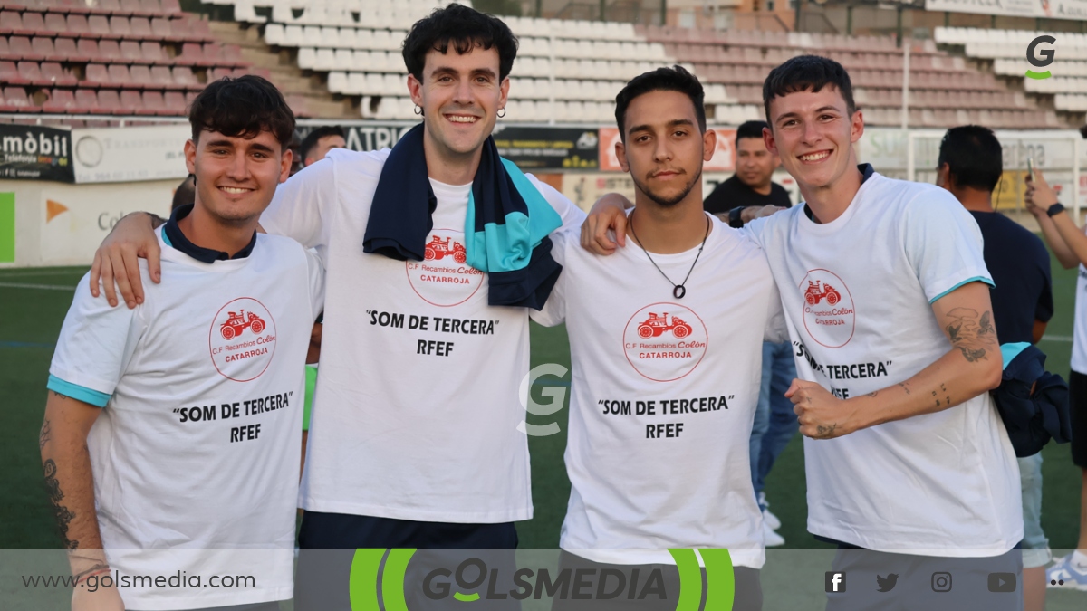 Borja Fernández celebrando el ascenso con sus compañeros.