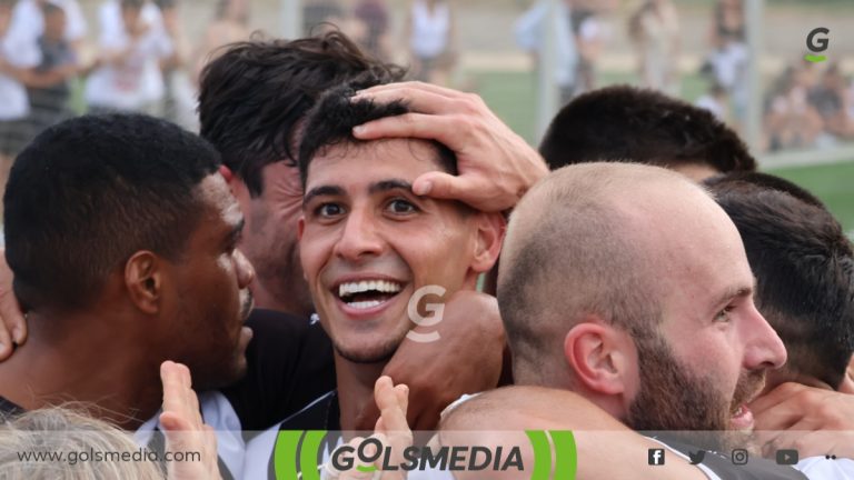 Germán Lidón celebrando su gol con sus compañeros de la UD Castellonense.