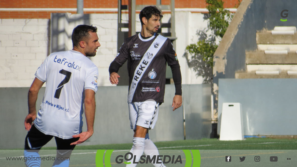 Dani Alfonso, a la izquierda, en un partido del CD Buñol.