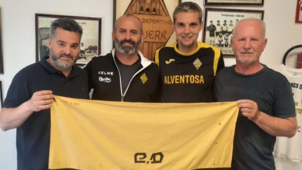 El Presidente Alberto Simón con el cuerpo técnico del CD Enguera. Foto: Club.