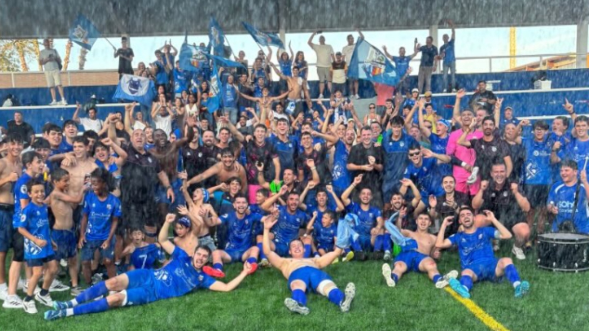 La plantilla del Mutxamel celebrando el ascenso. Foto: Mutxamel. 