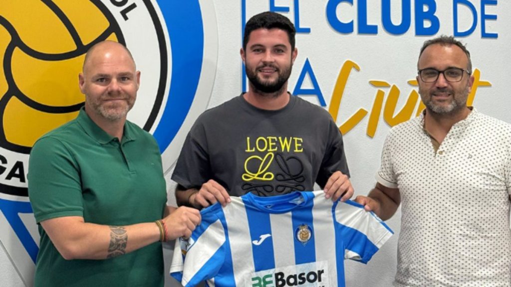 Óscar Bertó presentado como nuevo jugador del CF Gandia. Foto: Club.