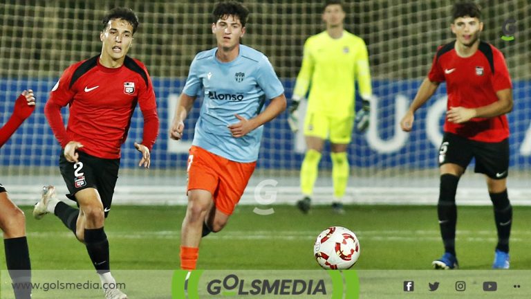 Pau Mascarell, en un partido con el Patacona CF.