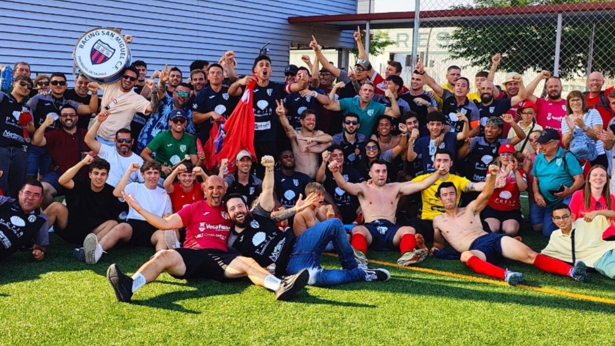 La plantilla del Racing San Miguel celebrando el ascenso. Foto: Club. 