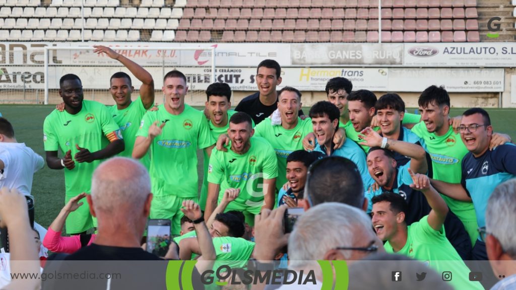 Los jugadores del CF Recambios Colón celebrando el ascenso.