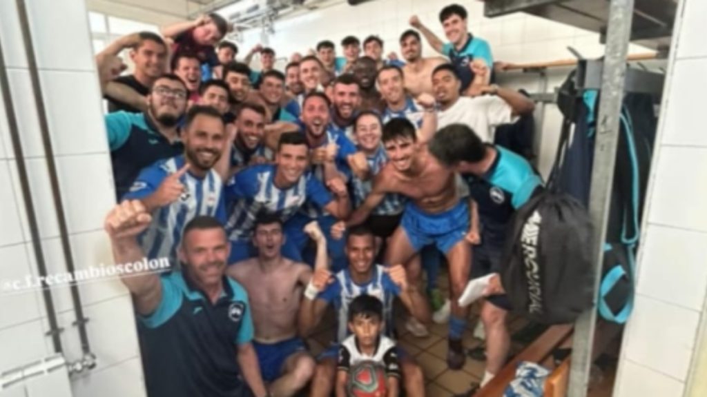 La plantilla del Recambios Colón celebrando su victoria. Foto: Club.