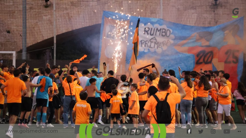 Afición y equipo del Teulada-Moraira celebrando el ascenso.