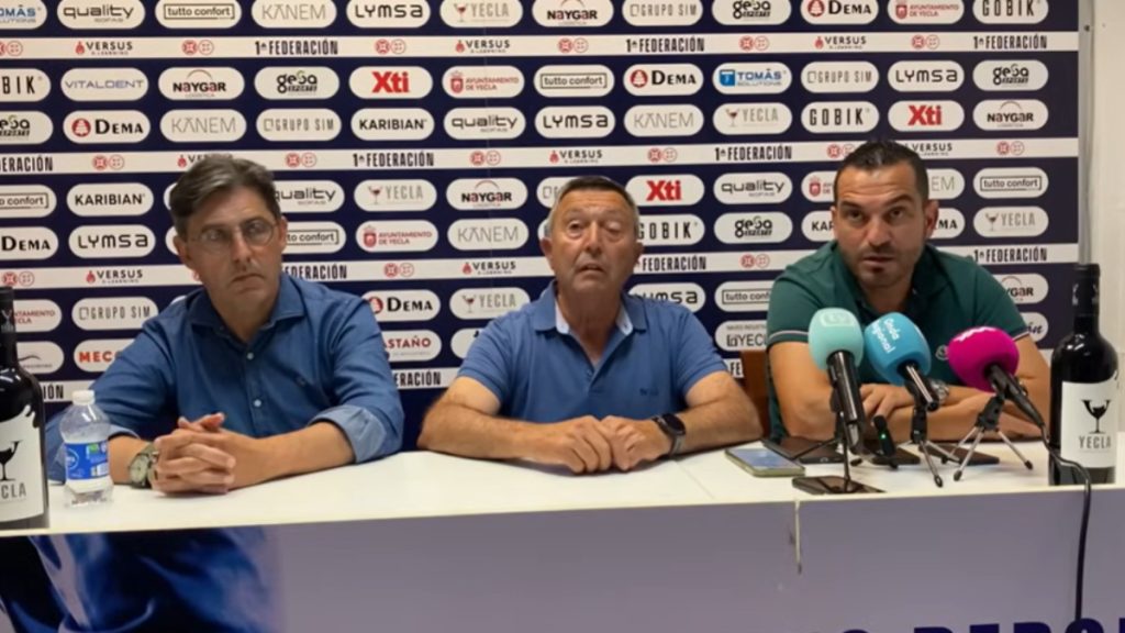 Rueda de prensa de despedida de Adrián Hernández en el Yeclano Deportivo. Foto: Club.