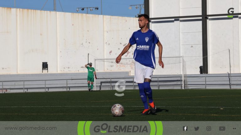 Iker Peiró en un partido con el Paiporta CF.