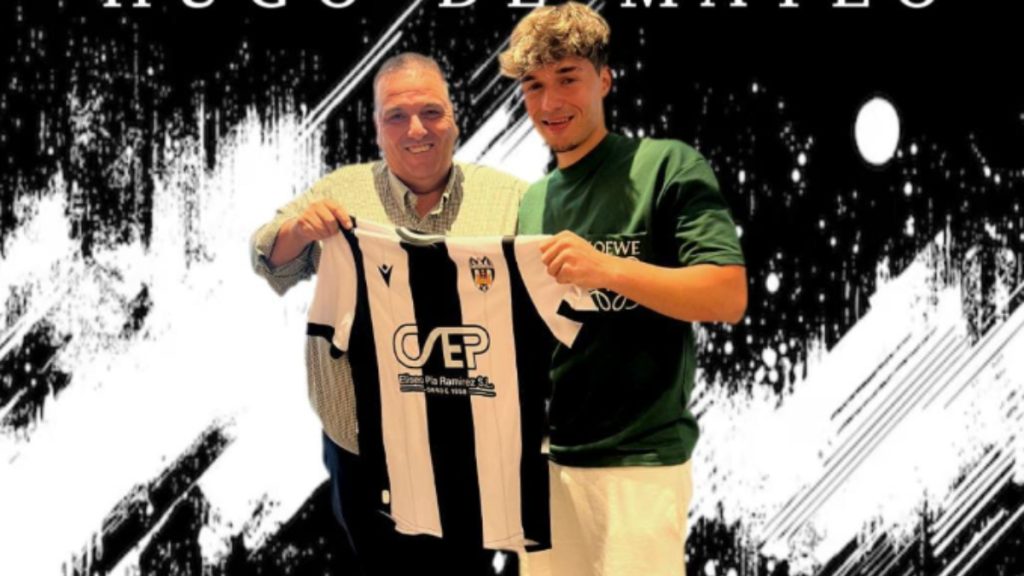 El Presidente Miguel Ángel Pla con el nuevo fichaje Hugo. Foto: UD Castellonense.