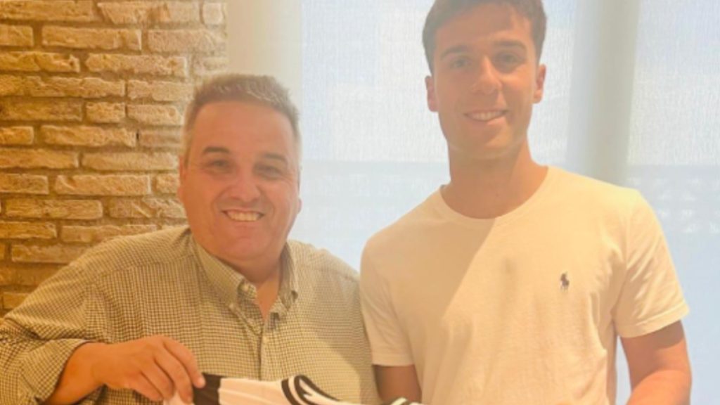 Marc Abril con el Presidente Miguel Ángel Pla. Foto: UD Castellonense.