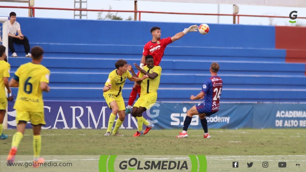 Yago Moreira despejando el balón en el partido entre Alzira y Villarreal C