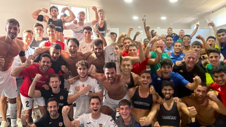 Jugadores del Buñol y del Saguntino celebrando las victorias de la Jornada 2. Foto: CD Buñol y Atlético Saguntino