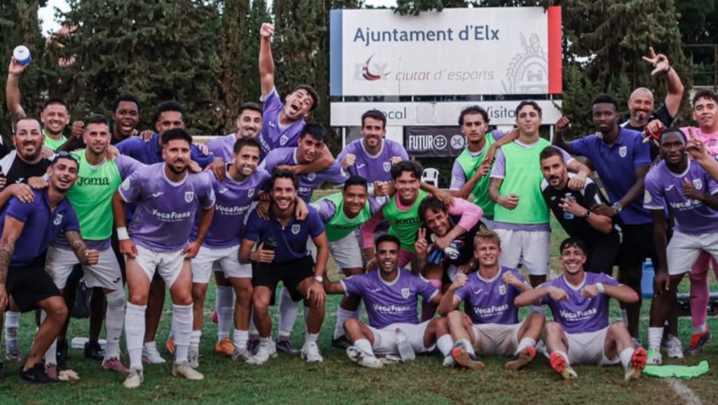 Jugadores del AC Torrelano celebrando la victoria contra el Atzeneta. Foto: AC Torrellano