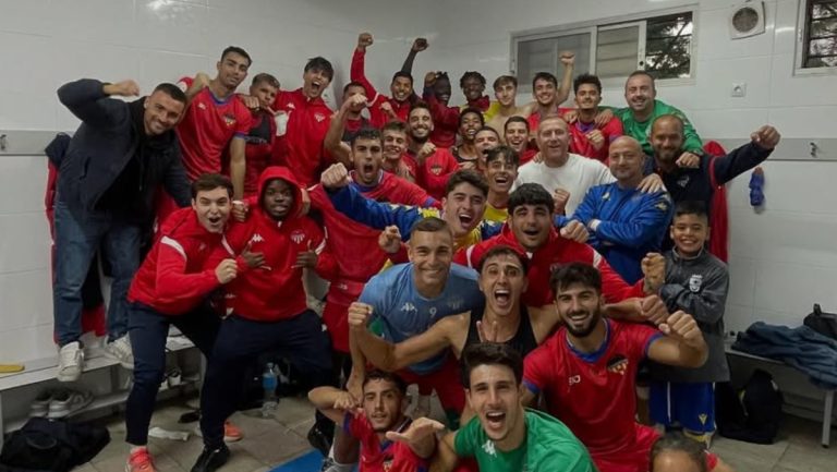 Jugadores del Atlético Saguntino celebrando la victoria contra Recambios Colón