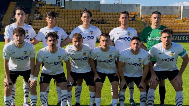 Jugadores del CD Buñol antes del partido contra el Villarreal C. Fuente: CD Buñol