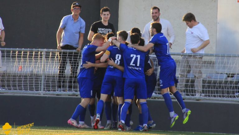Jugadores del Ontinyent 1931 celebran la victoria en Buñol. Foto: Ontinyent 1931