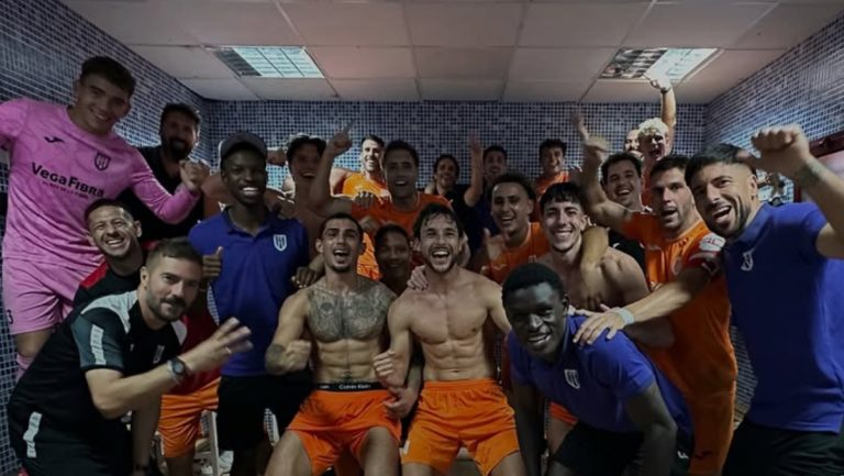 Jugadores del AC Torrellano celebrando el liderato. Foto: AC Torrellano