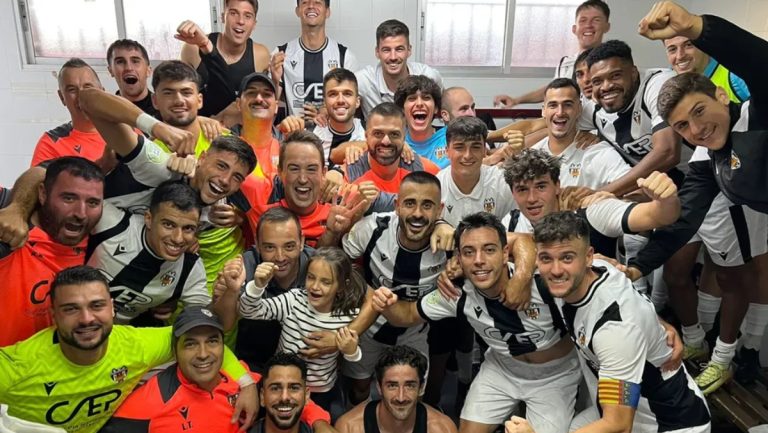 Plantilla del Castellonense celebrando la victoria contra el CD Utiel